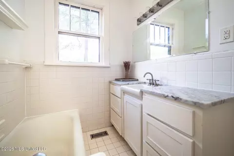 Bath - 1602 Saint Ann St, Jackson, MS 39202 photo 2 of 7