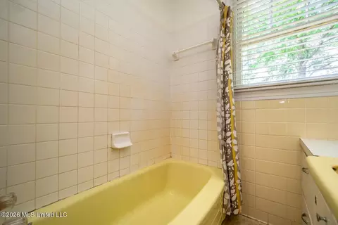 Bath - 1602 Saint Ann St, Jackson, MS 39202 photo 6 of 7