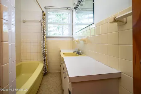 Bath - 1602 Saint Ann St, Jackson, MS 39202 photo 5 of 7
