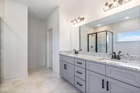 Bath - 3455 E Clair Cir, Hernando, MS 38632 photo 1 of 4