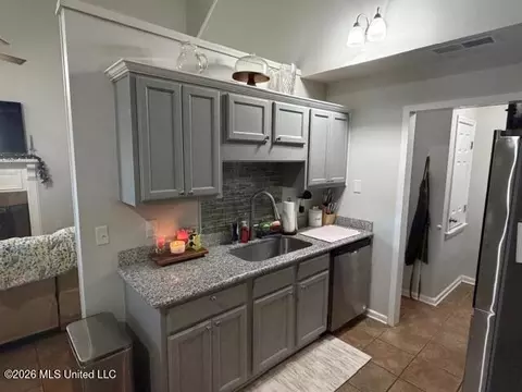 Kitchen - 306 Swan Dr, Brandon, MS 39047 photo 2 of 4