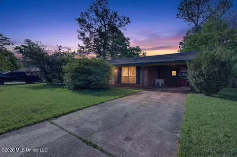 2702 E Angela Cir, Gulfport, MS 39503