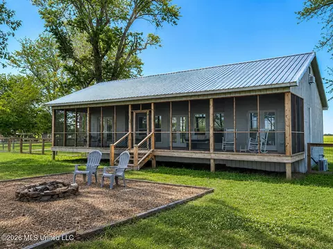 1238 Moon Lake Rd, Dundee, MS 38626