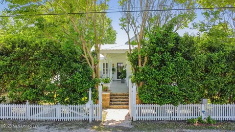 328 Easterbrook St, Bay Saint Louis, MS 39520
