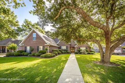 812 Canebrake Dr, Ocean Springs, MS 39564