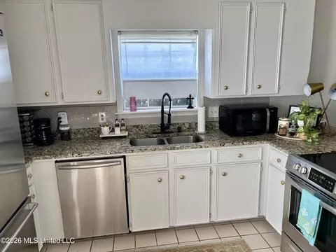 Kitchen - 112 Armonde Ct, Madison, MS 39110 photo 3 of 6