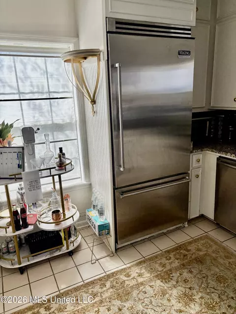 Kitchen - 112 Armonde Ct, Madison, MS 39110 photo 2 of 6