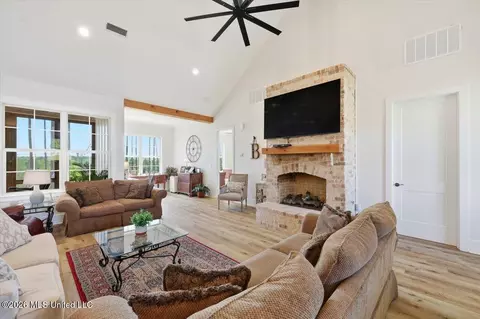 Living - 333 Beaverdam Rd, Camden, MS 39045 photo 3 of 3