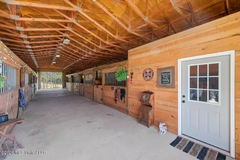 Entry Way - 333 Beaverdam Rd, Camden, MS 39045 photo 8 of 9
