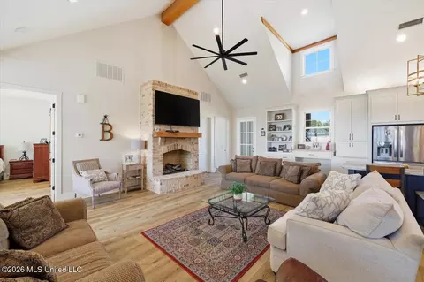 Living - 333 Beaverdam Rd, Camden, MS 39045 photo 2 of 3