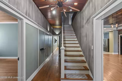 Entry Way - 417 N Jackson St, Brookhaven, MS 39601 photo 4 of 8