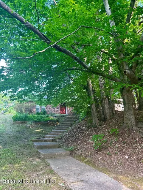 405 Longwood Dr, Vicksburg, MS 39180