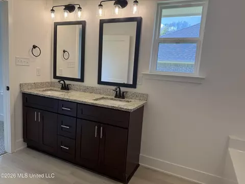 Bath - 8985 Jackson Ln, Olive Branch, MS 38654 photo 4 of 5