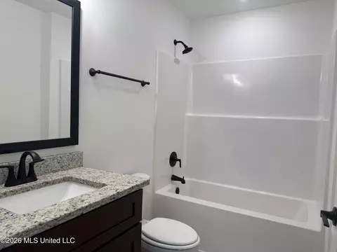 Bath - 8985 Jackson Ln, Olive Branch, MS 38654 photo 5 of 5