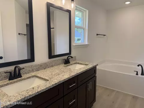Bath - 8985 Jackson Ln, Olive Branch, MS 38654 photo 1 of 5