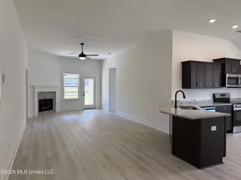 Living - 8985 Jackson Ln, Olive Branch, MS 38654 photo 1 of 2