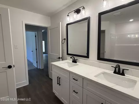 Bath - 8997 Jackson Ln, Olive Branch, MS 38654 photo 1 of 7