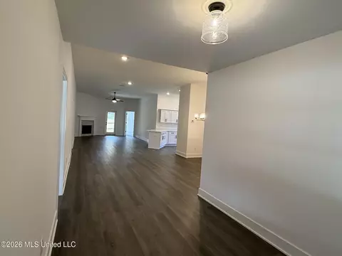 Entry Way - 8997 Jackson Ln, Olive Branch, MS 38654 photo 2 of 3