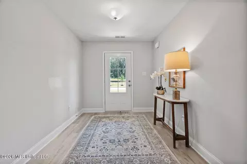 Entry Way - 8997 Jackson Ln, Olive Branch, MS 38654 photo 2 of 4