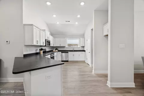 Entry Way - 8997 Jackson Ln, Olive Branch, MS 38654 photo 1 of 4