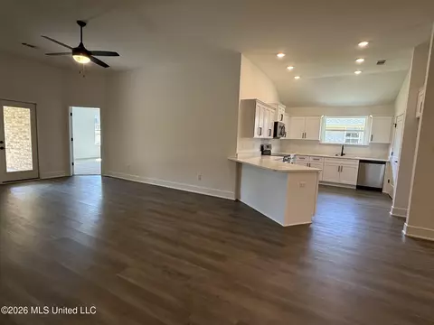 Living - 8997 Jackson Ln, Olive Branch, MS 38654 photo 2 of 5