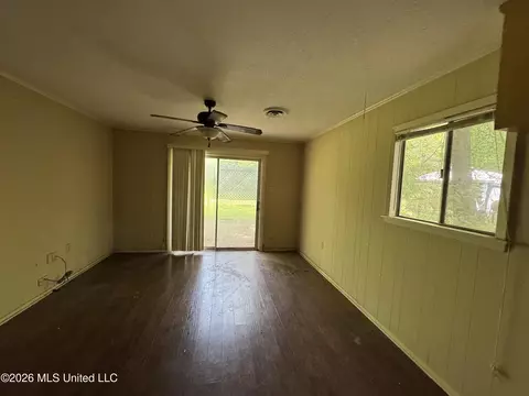 Living - 3236 Woodview Dr, Jackson, MS 39212 photo 4 of 6