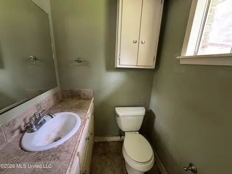 Bath - 3236 Woodview Dr, Jackson, MS 39212 photo 2 of 3