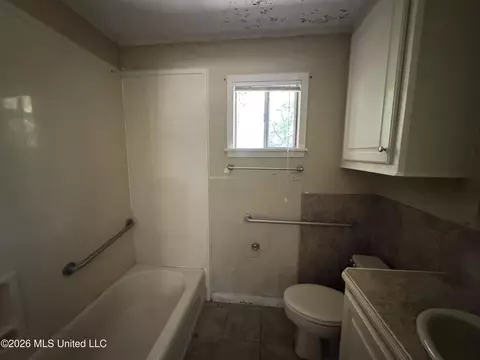 Bath - 3236 Woodview Dr, Jackson, MS 39212 photo 3 of 3