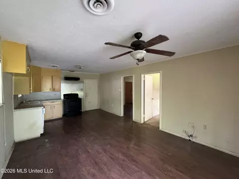 Living - 3236 Woodview Dr, Jackson, MS 39212 photo 5 of 6