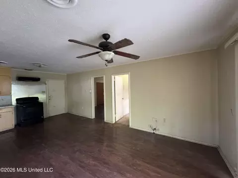 Living - 3236 Woodview Dr, Jackson, MS 39212 photo 6 of 6
