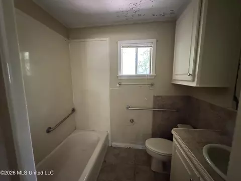 Bath - 3236 Woodview Dr, Jackson, MS 39212 photo 1 of 3