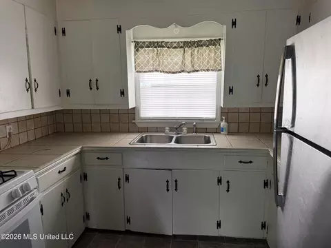 Kitchen - 210 Holly Dr, Natchez, MS 39120 photo 4 of 5