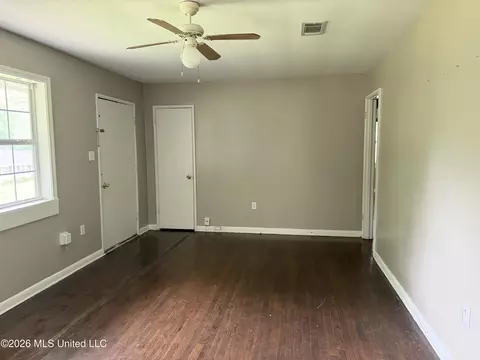 Living - 210 Holly Dr, Natchez, MS 39120 photo 2 of 3