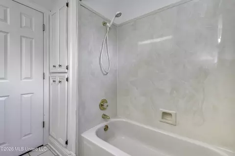 Bath - 208 Azalea Ct, Brandon, MS 39047 photo 7 of 7