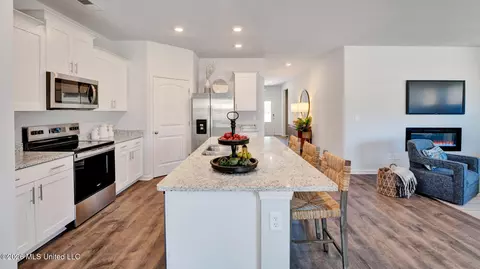 Kitchen - 69 Powell Pl, Byhalia, MS 38611 photo 3 of 5