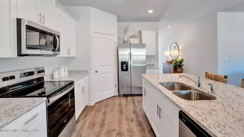 Kitchen - 69 Powell Pl, Byhalia, MS 38611 photo 2 of 5
