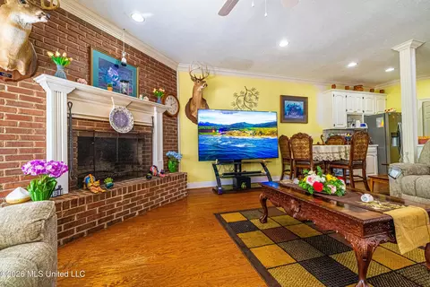 Living - 135 Cherrybark Ln, Natchez, MS 39120 photo 1 of 1