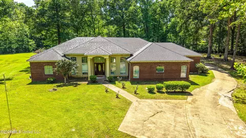 135 Cherrybark Ln, Natchez, MS 39120