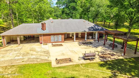 Exterior - 135 Cherrybark Ln, Natchez, MS 39120 photo 7 of 9