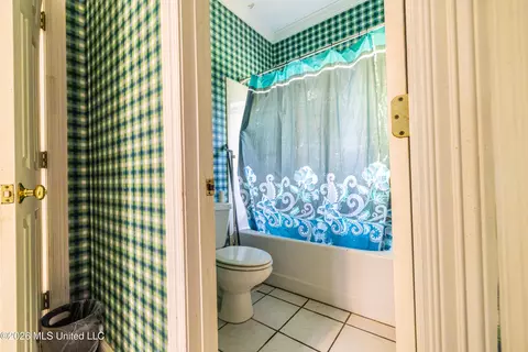 Bath - 135 Cherrybark Ln, Natchez, MS 39120 photo 1 of 7