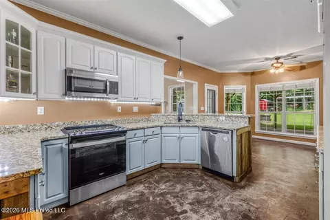 Kitchen - 3686 Rhett Butler Dr, Hernando, MS 38632 photo 2 of 3