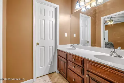Bath - 3686 Rhett Butler Dr, Hernando, MS 38632 photo 2 of 5