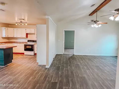 Living - 115 Hickory Ln, Lucedale, MS 39452 photo 3 of 4