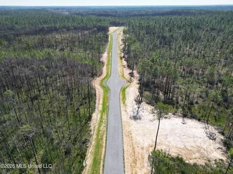 1 Whitfield Dr # B, Kiln, MS 39556