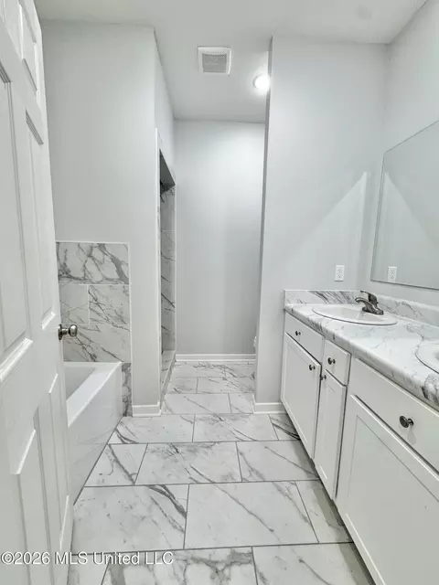 Bath - 8780 E Thunderbird Dr, Hernando, MS 38632 photo 1 of 4