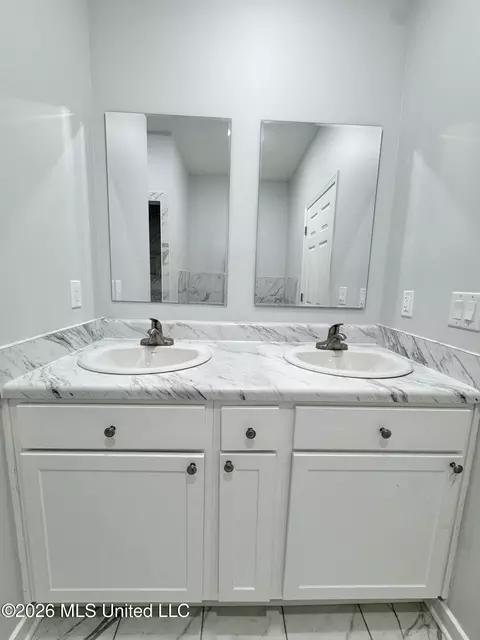 Bath - 8780 E Thunderbird Dr, Hernando, MS 38632 photo 2 of 4