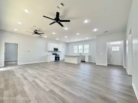 Living - 8780 E Thunderbird Dr, Hernando, MS 38632 photo 1 of 2