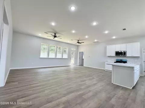 Living - 8780 E Thunderbird Dr, Hernando, MS 38632 photo 2 of 2