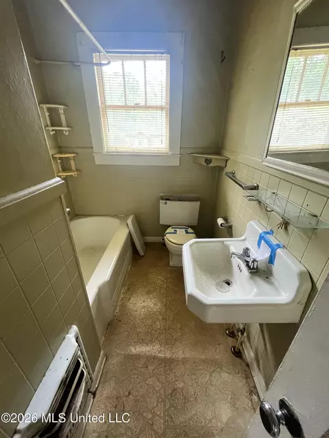 Bath - 500 Poplar St, Summit, MS 39666 photo 2 of 2
