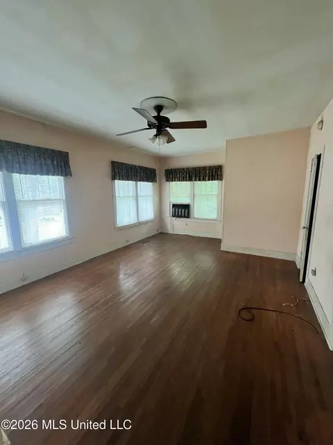 Living - 500 Poplar St, Summit, MS 39666 photo 2 of 2